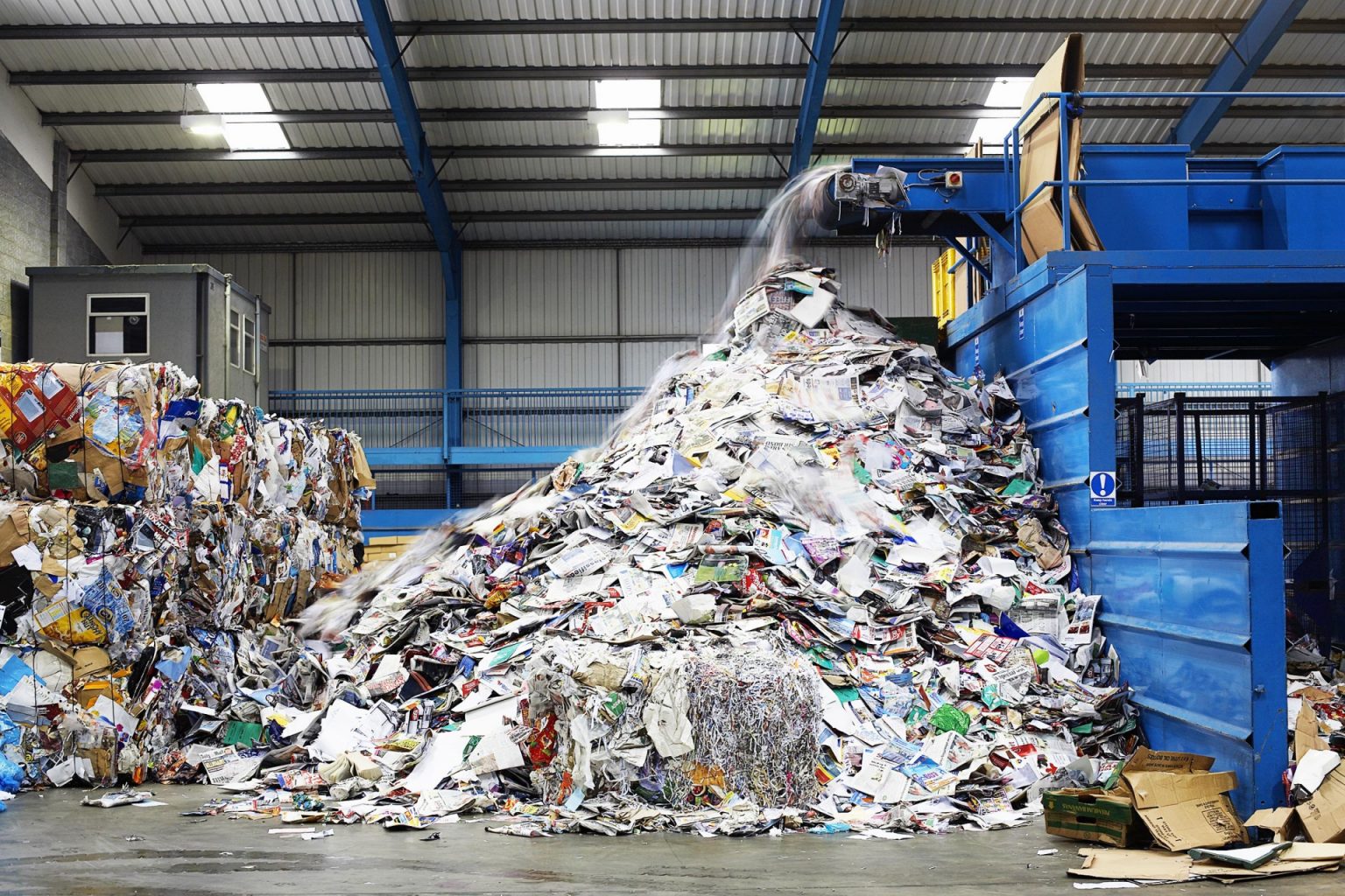 Сбор вторичных отходов. Утилизация отходов. Переработка макулатуры. Переработка отходов.