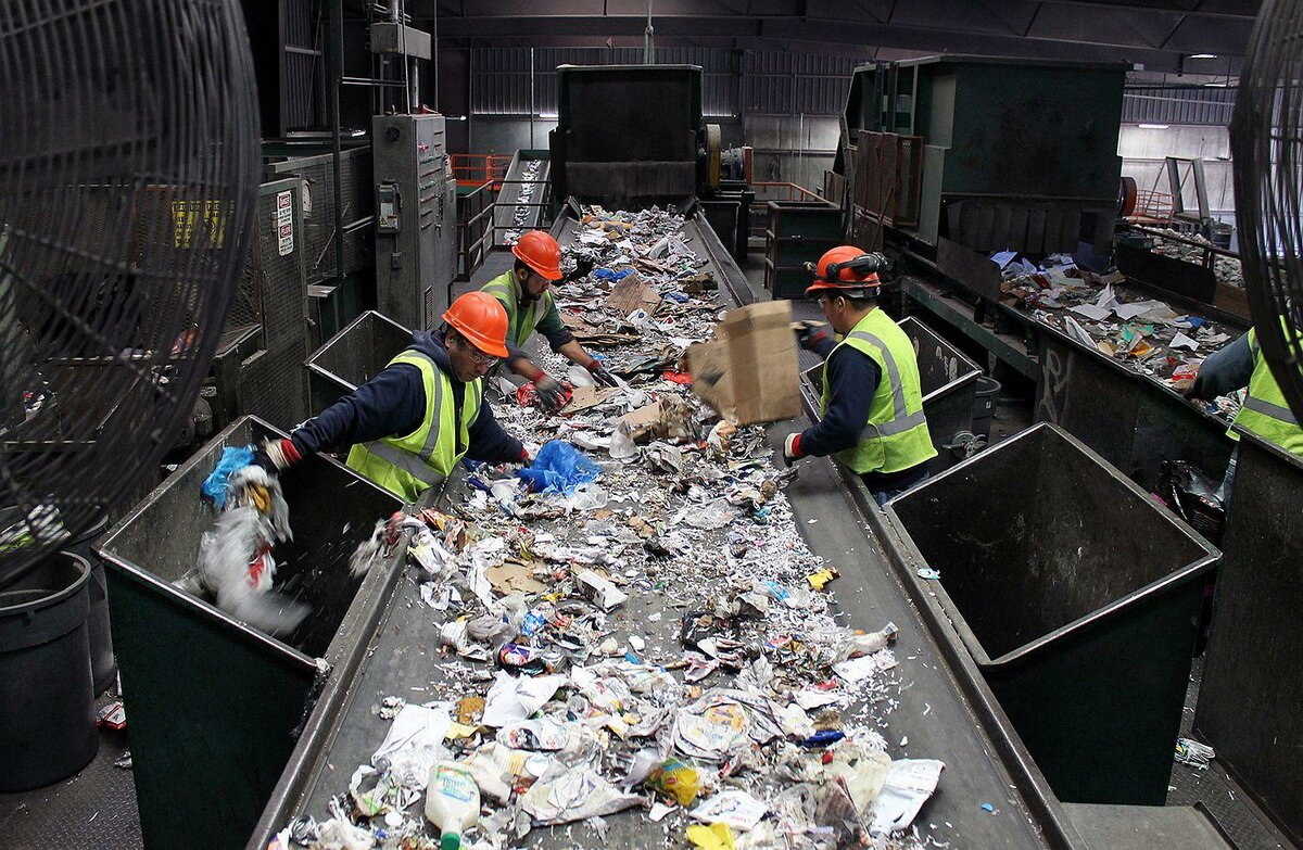Сортировка мусора - фото